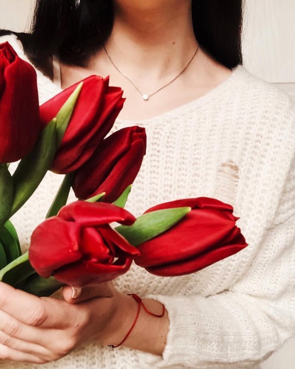 Девушка с тюльпанами