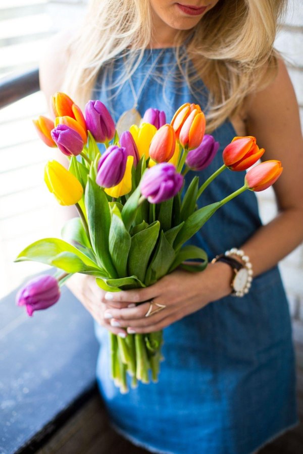 Девушка с тюльпанами