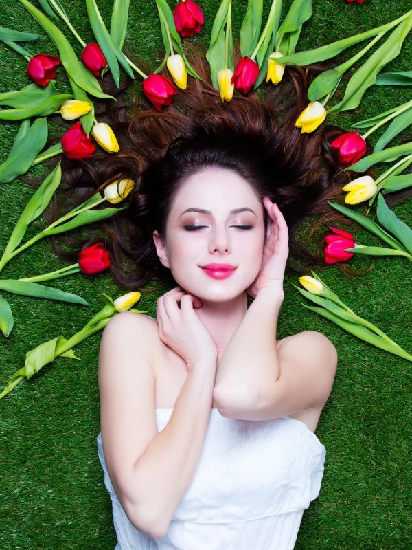 Девушка с тюльпанами