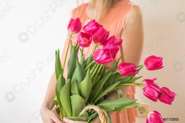 Девушка с тюльпанами