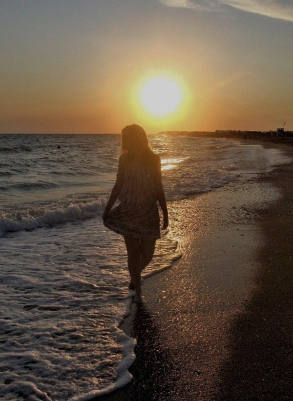 Девушка со спины у моря