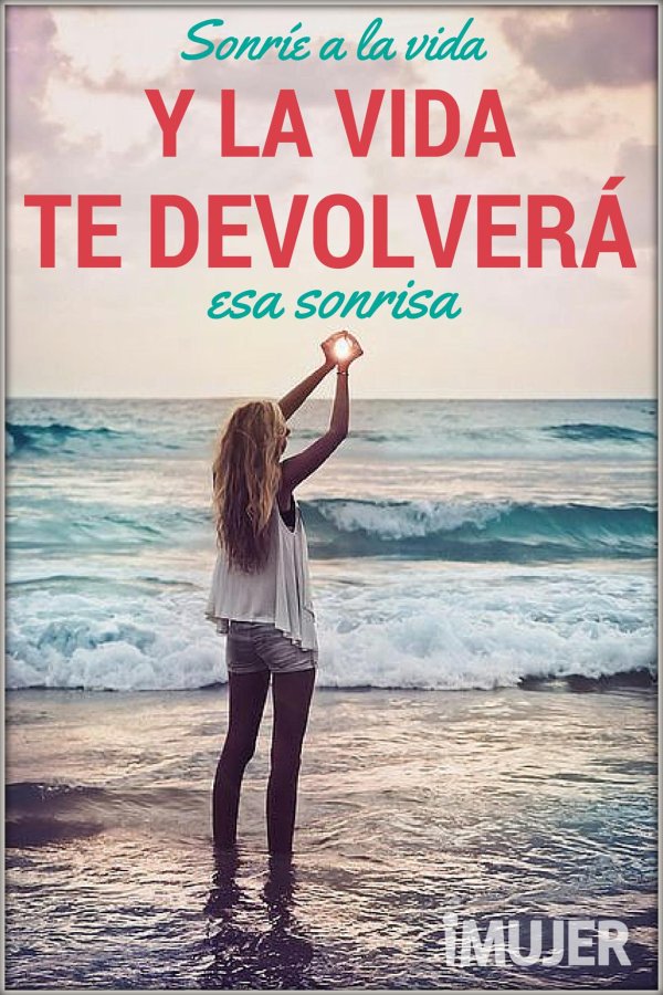 Девушка со спины у моря