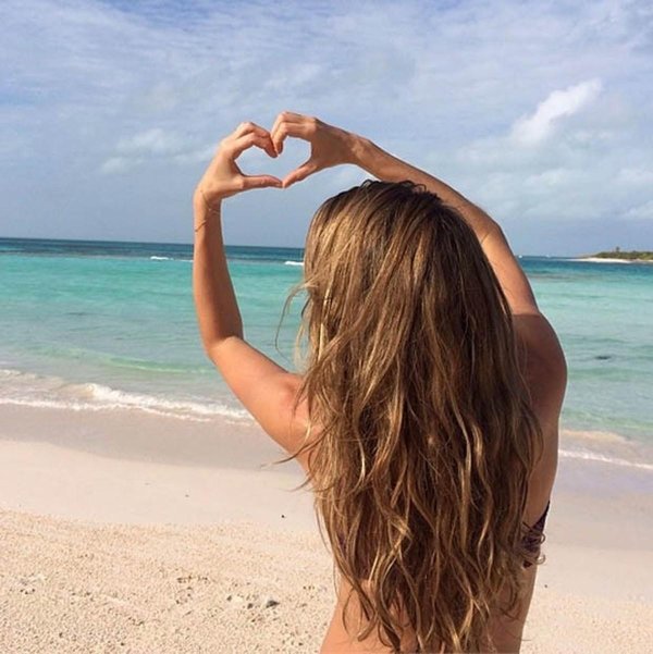 Девушка со спины у моря