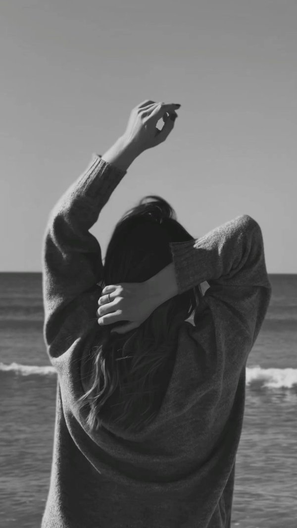 Девушка со спины у моря