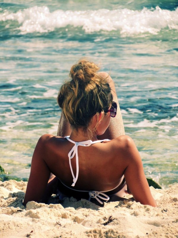 Девушка со спины у моря