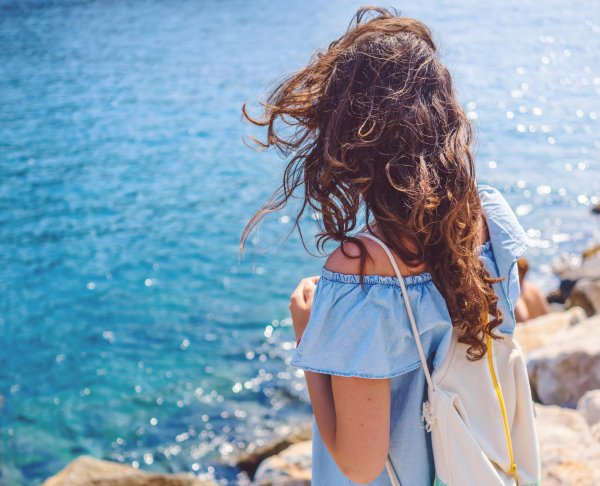 Девушка со спины у моря