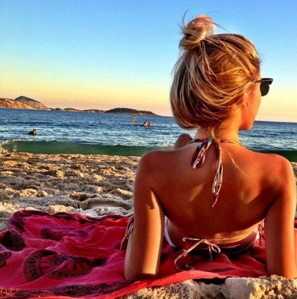 Девушка со спины у моря