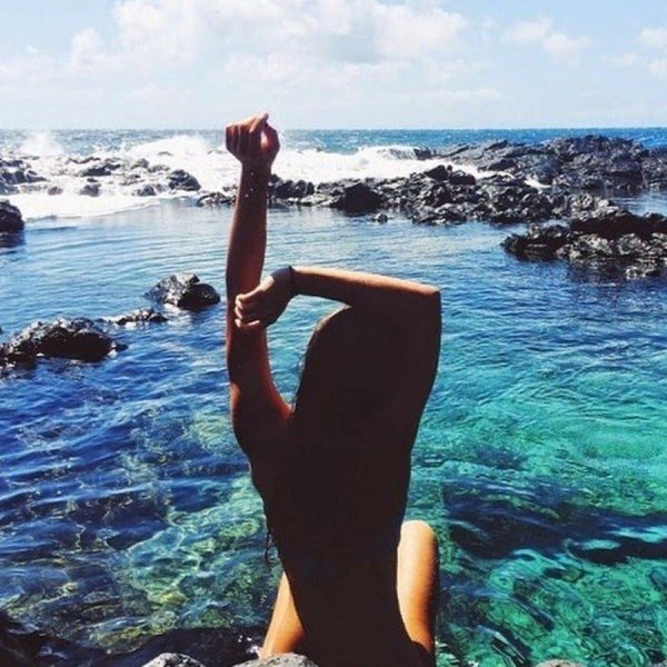 Девушка со спины у моря