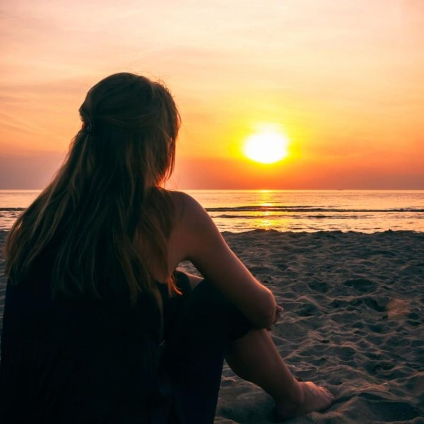 Девушка со спины у моря