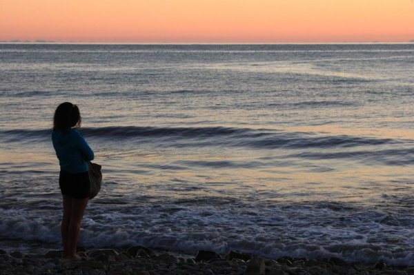 Девушка со спины у моря