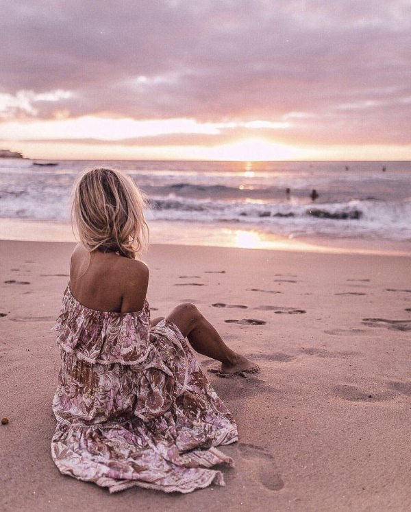 Девушка со спины у моря