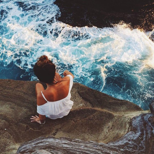 Девушка со спины у моря