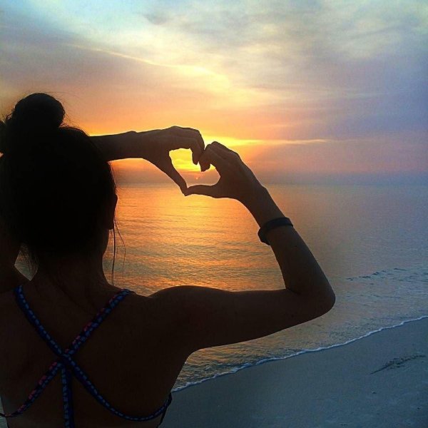 Девушка со спины у моря