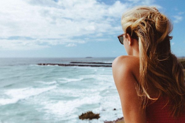 Девушка со спины у моря
