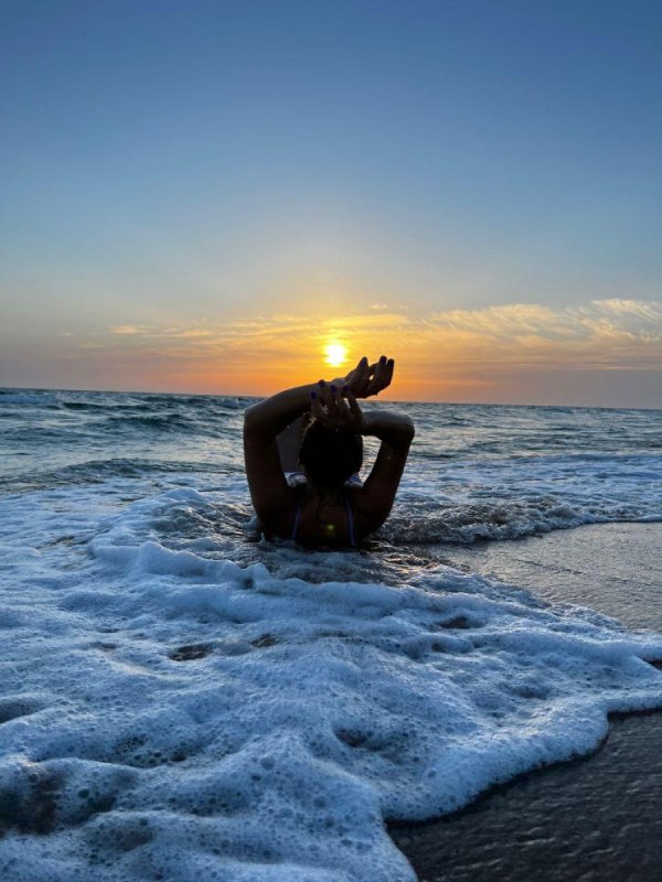 Девушка со спины у моря