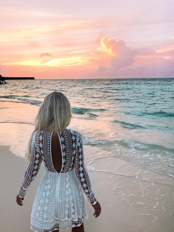 Девушка со спины у моря