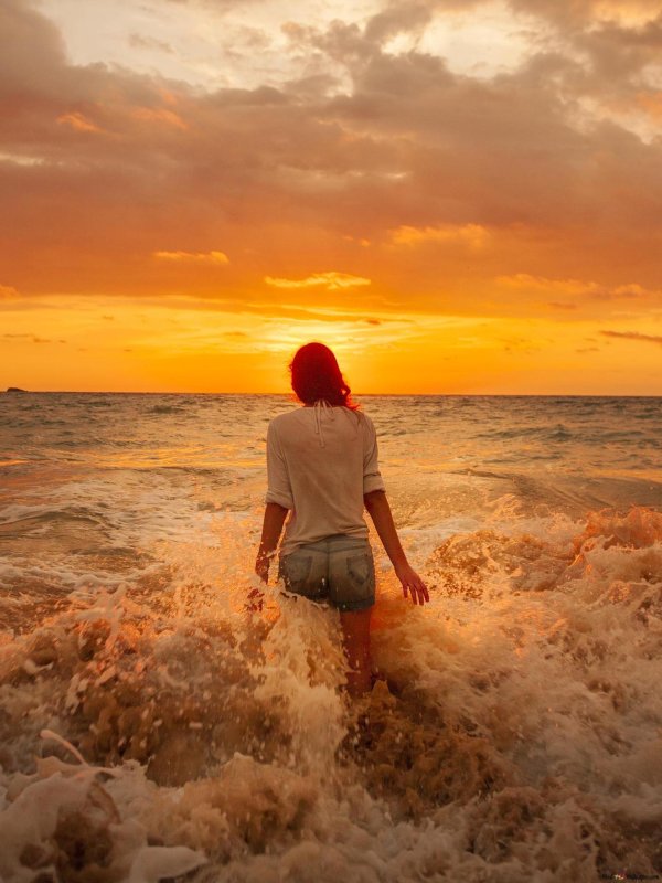 Девушка со спины у моря