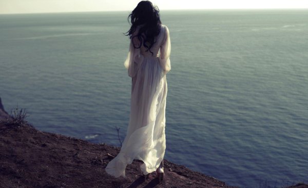 Девушка со спины у моря