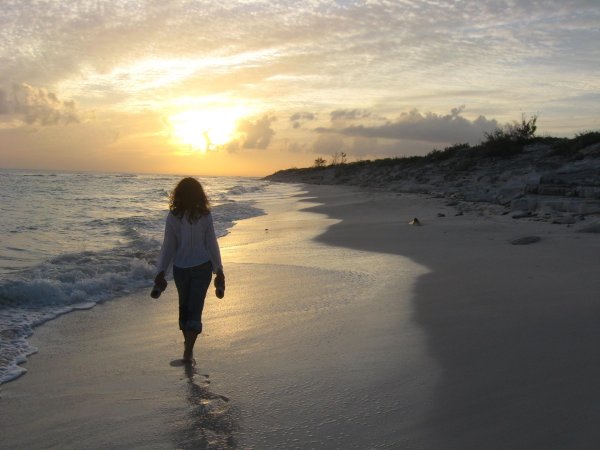 Девушка со спины у моря