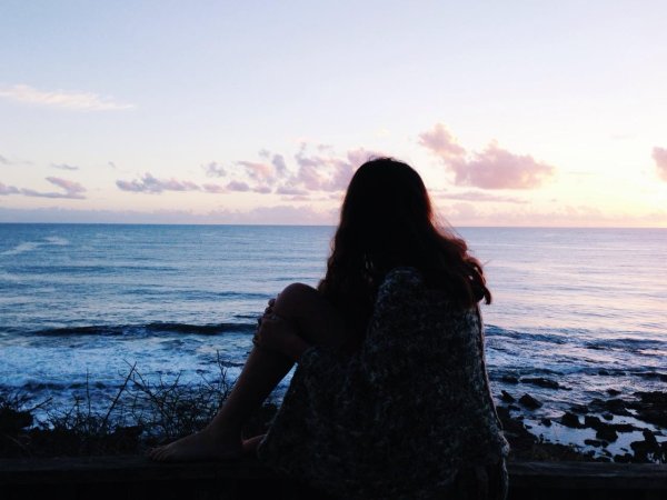 Девушка со спины у моря