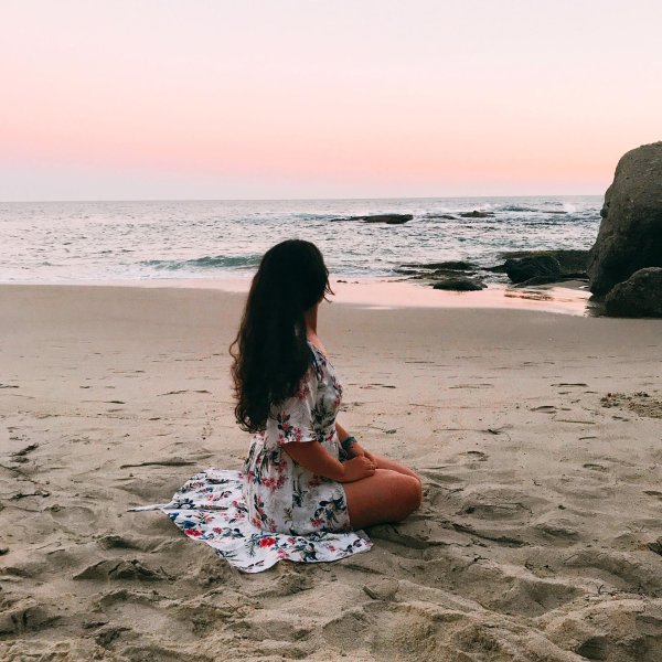 Девушка со спины у моря