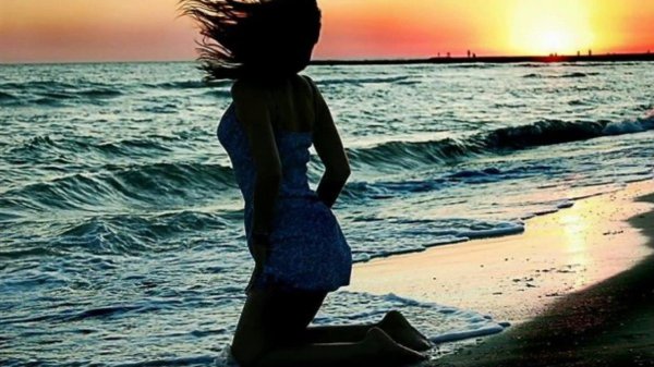 Девушка со спины у моря