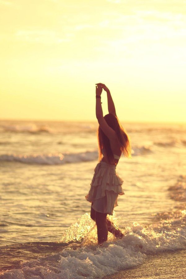 Девушка со спины у моря