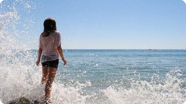 Девушка со спины у моря