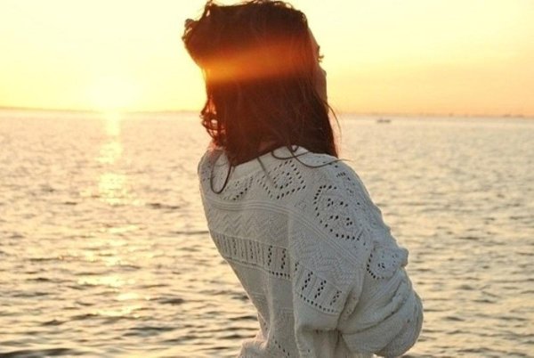 Девушка со спины у моря