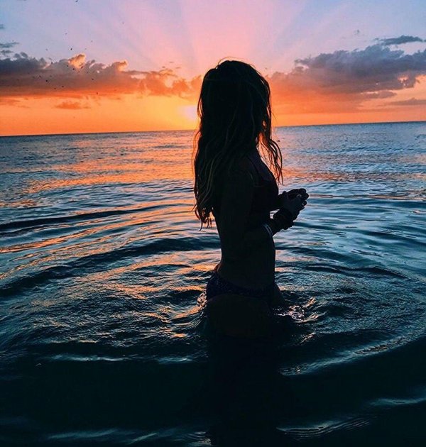 Девушка со спины у моря