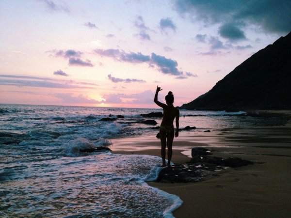 Девушка со спины у моря