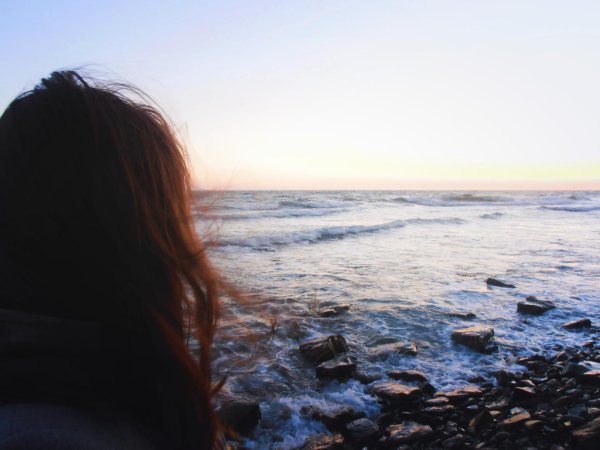 Девушка со спины у моря