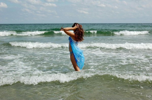 Девушка со спины у моря