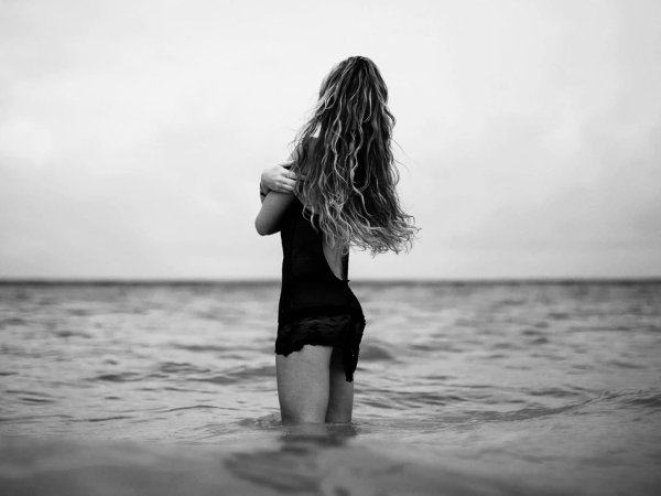 Девушка со спины у моря