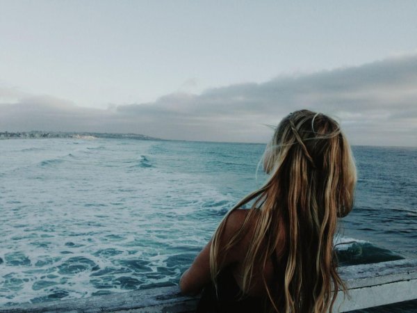 Девушка со спины у моря