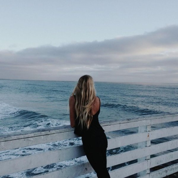 Девушка со спины у моря