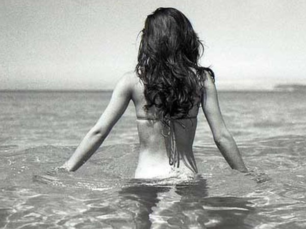 Девушка со спины у моря