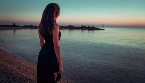 Девушка со спины у моря