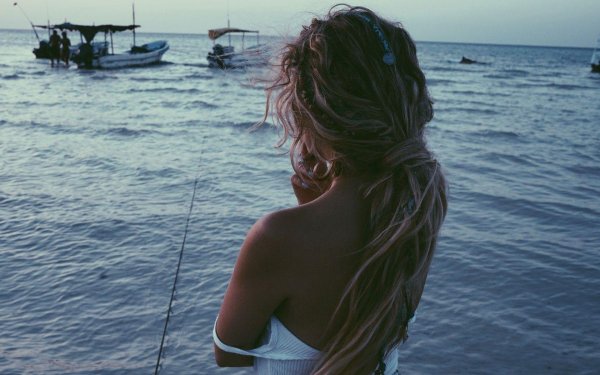 Девушка со спины у моря