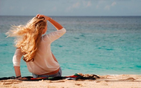 Девушка со спины у моря