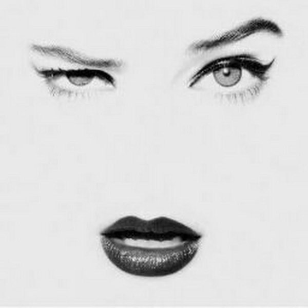 Девушка подмигивает