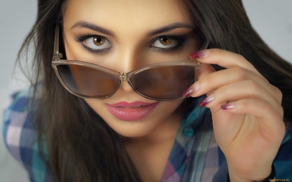 Девушка подмигивает