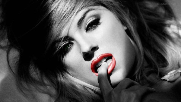 Девушка подмигивает