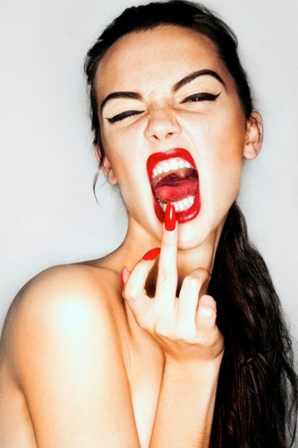 Девушка подмигивает