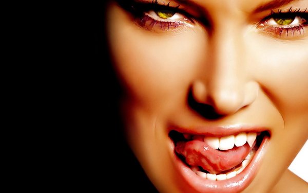 Девушка подмигивает