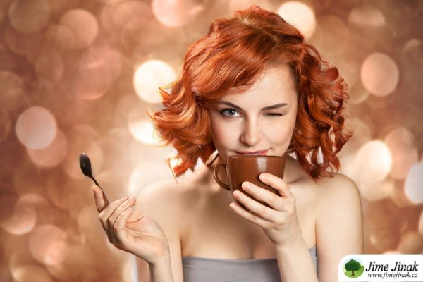 Девушка подмигивает