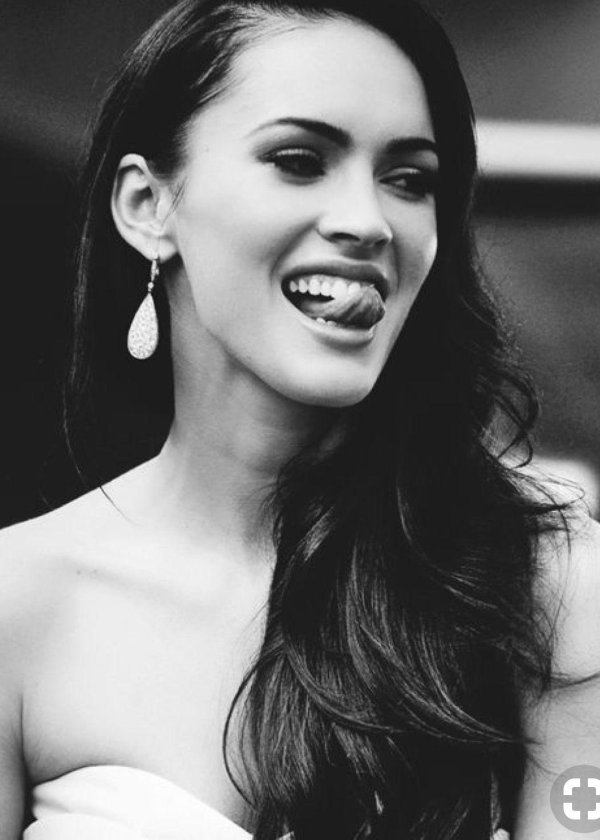 Девушка подмигивает