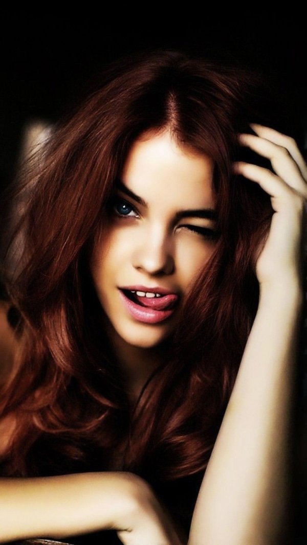 Девушка подмигивает