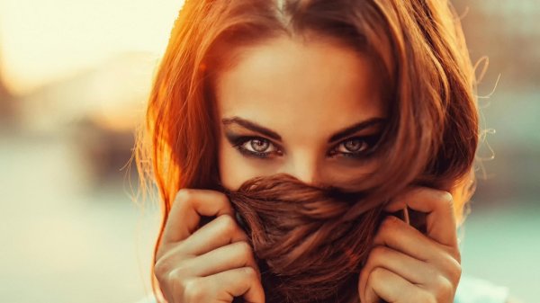 Девушка подмигивает