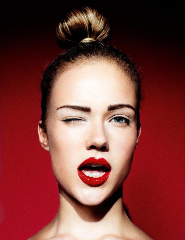 Девушка подмигивает